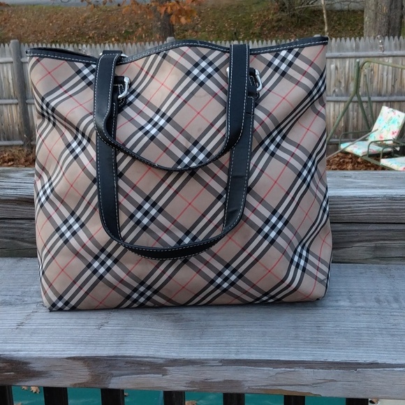 Burberry handbag - Picture 1 of 13